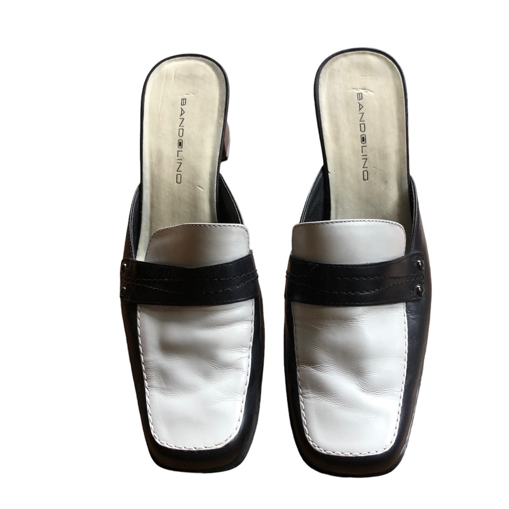 Bandolino Navy & White Pump